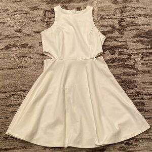 White party dress. Belongsci . Perfect for young girls